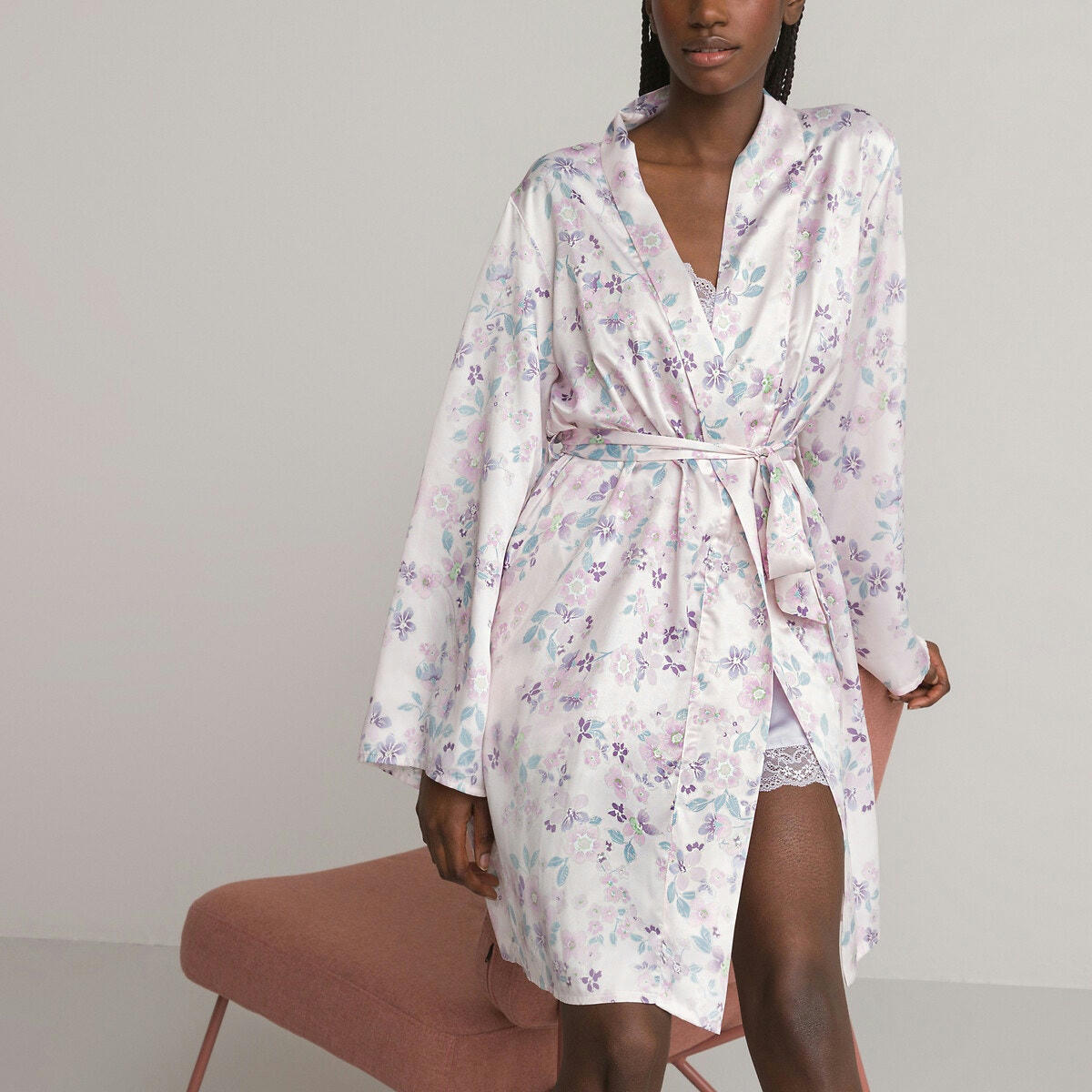 Kimono court, en satin imprimé fleurs