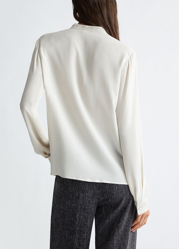 Blusa con dettaglio gioiello