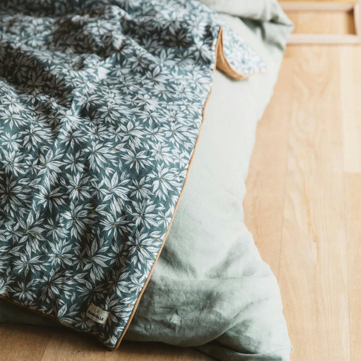 LA CABANE - Jeté de lit en lin lavé imprimé  feuille bleue 135x200