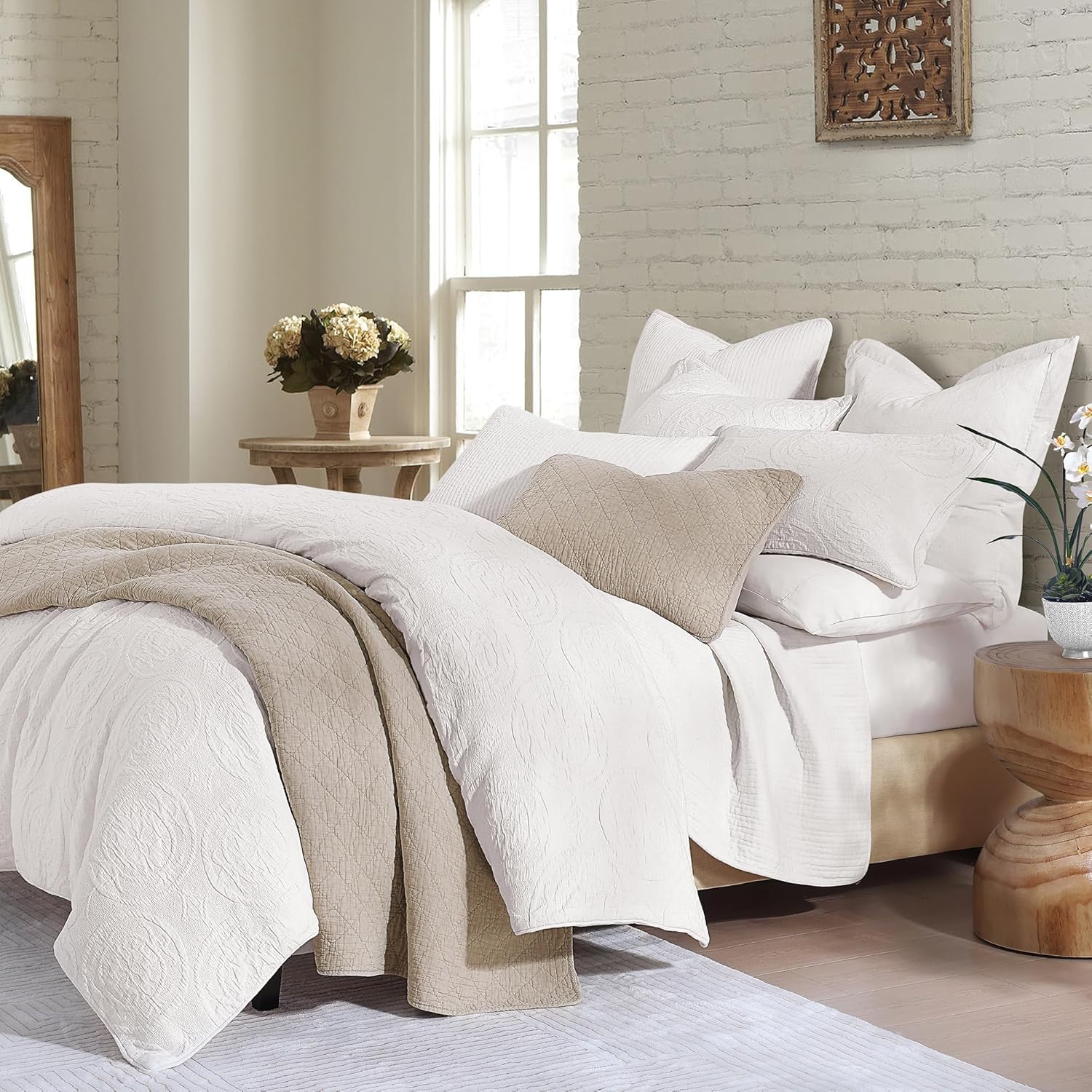 HiEnd Accents Verona Matelassé 3 Piece Queen Duvet Cover Set, Vintage White Cotton Medallion Pattern Bedding Set, Classic Chic Casual Farmhouse Bed Set, 1 Comforter Cover and 2 Pillow Shams
