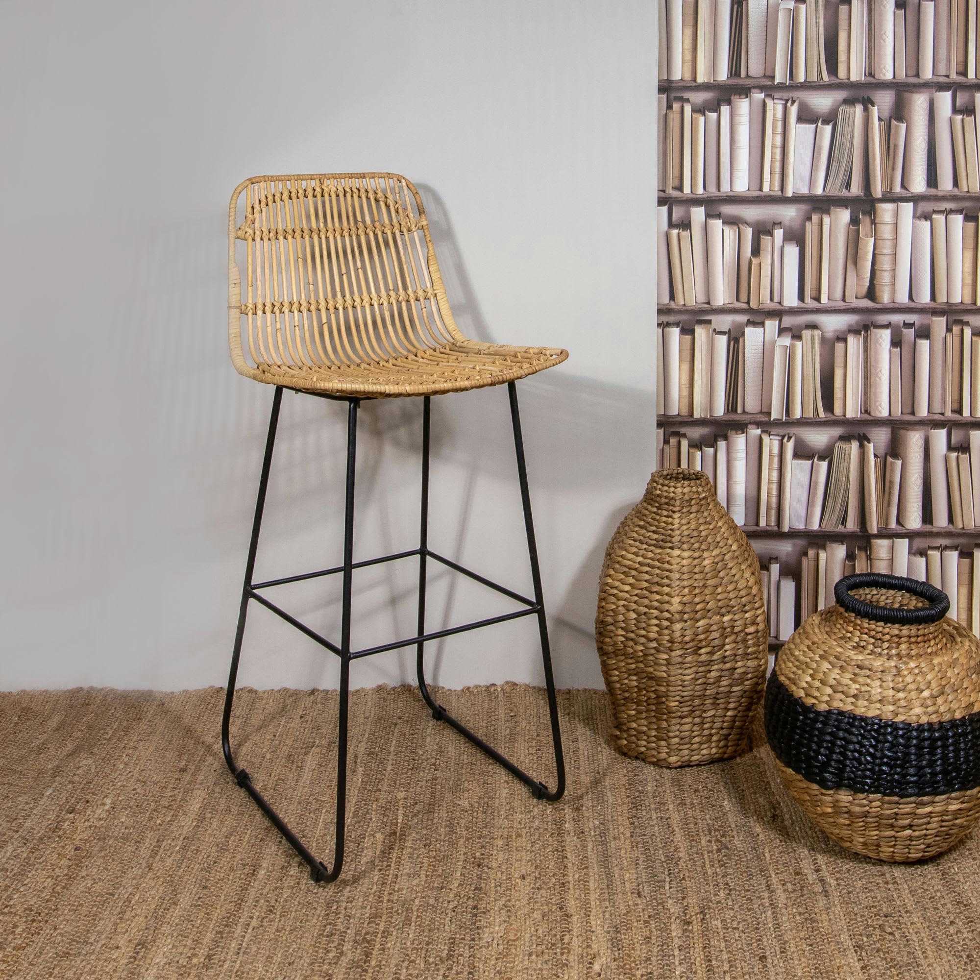 KAIKURA - Lot de 2 chaises de bar en rotin et pieds en métal noir