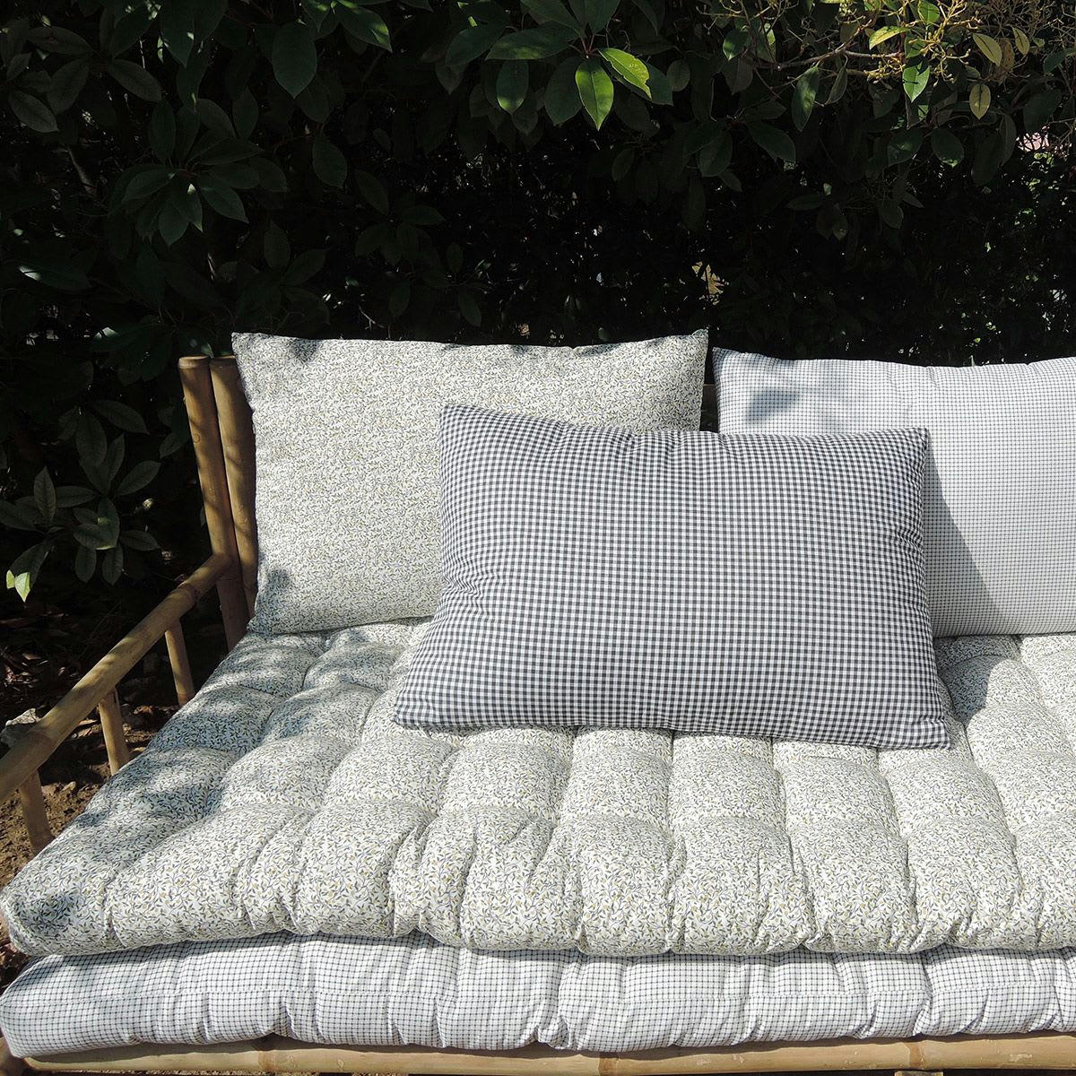 ROMY - Matelas de sol en coton imprimé motif fleuri sur fond blanc
