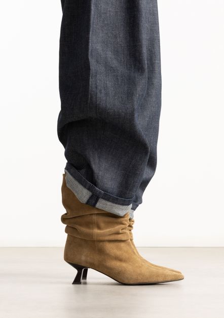 Beige suède slouchy enkellaarsjes met hak