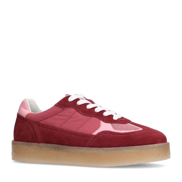 Burgundy suède sneakers met roze details