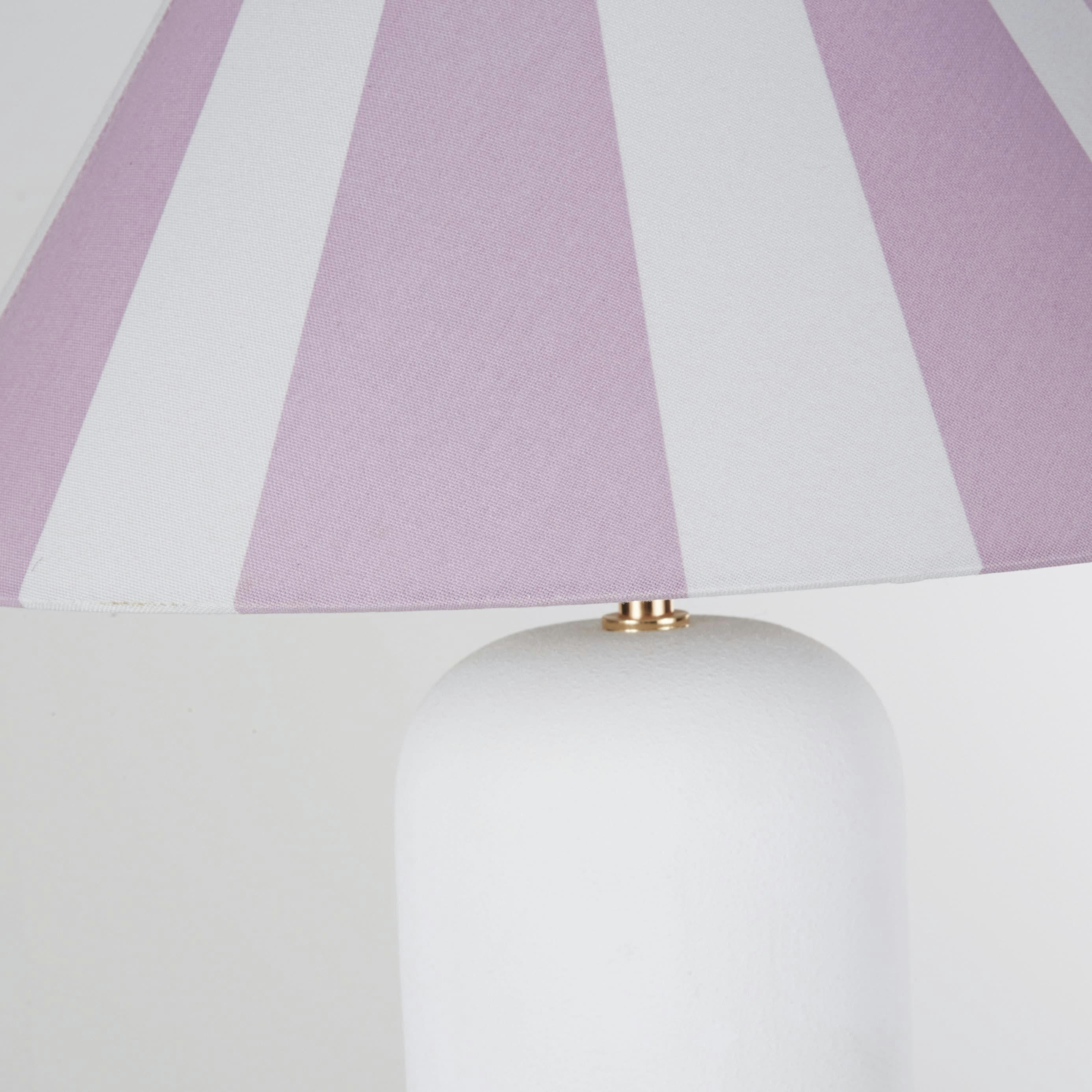 CLORA - Lampe en céramique blanche et abat-jour conique en polyester recyclé bicolore