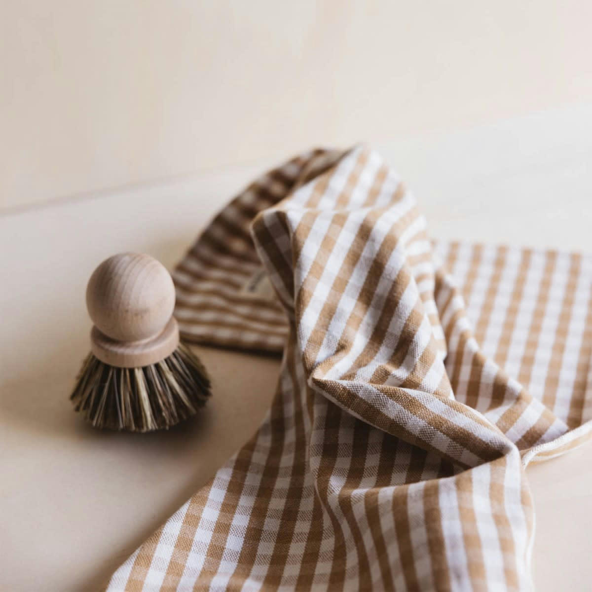 PAR AMOUR - Torchon en coton imprimé vichy camel 45x70