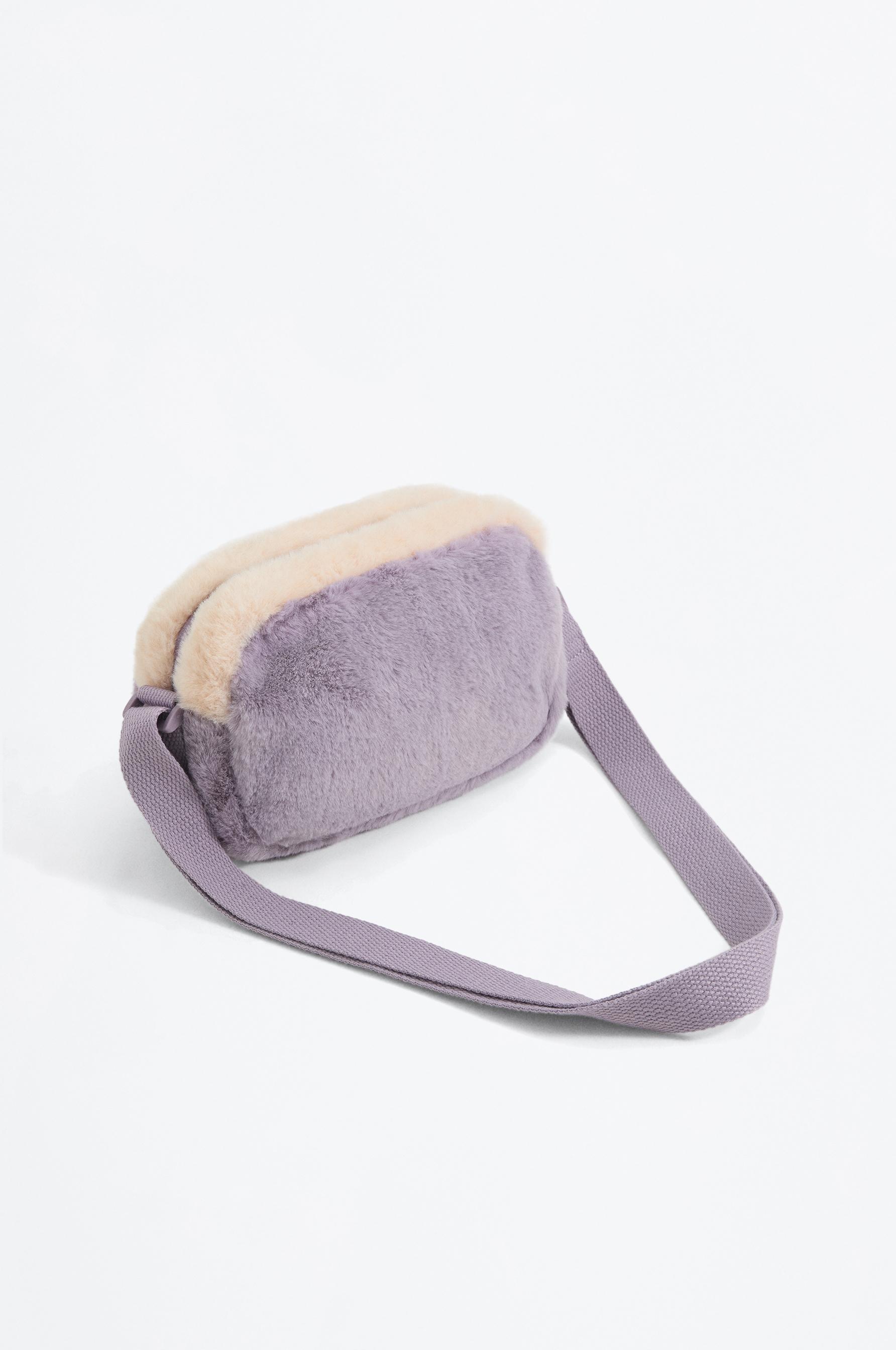 Bolso bandolera efecto pelo Kuromi Hello Kitty ©SANRIO