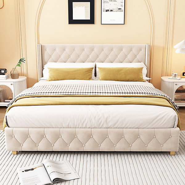 Lit 160x200 cm tapissé velours beige clair avec tête de lit capitonnée, rivets décoratifs et pieds bois