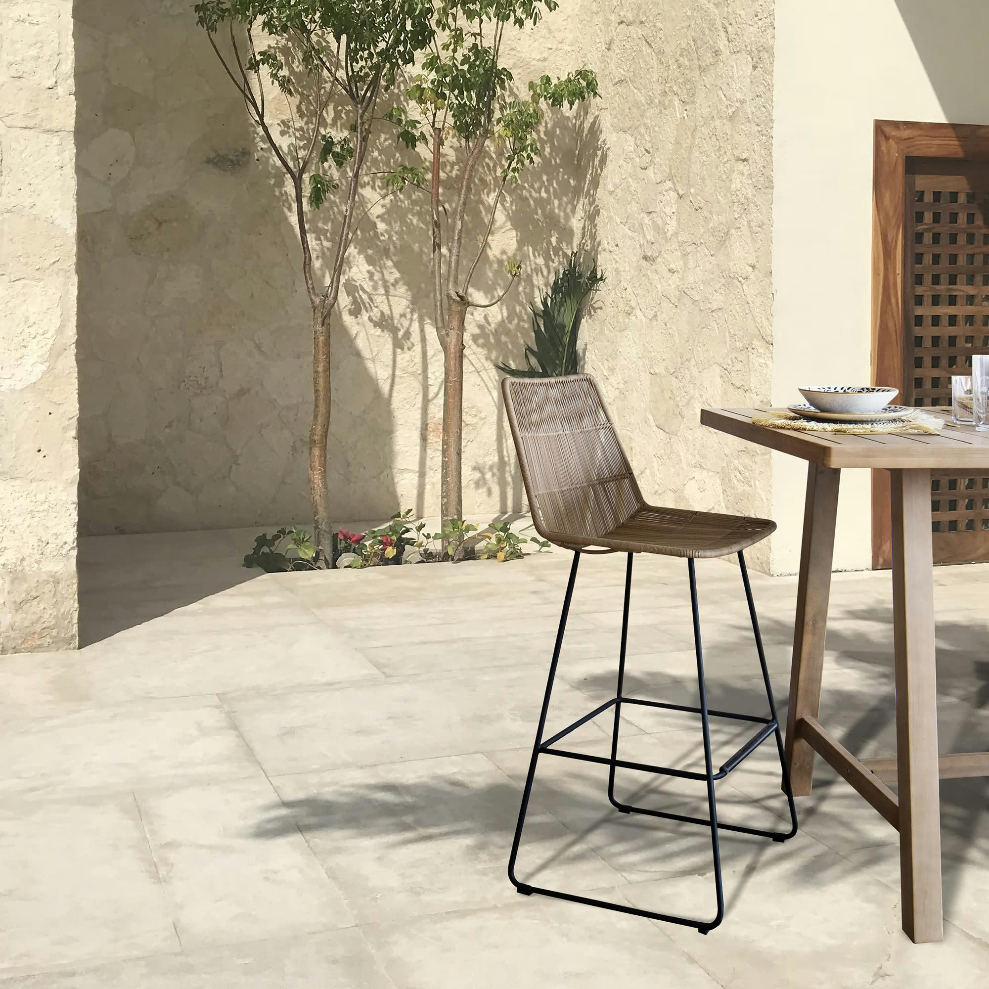 CON DAO - Chaise de bar extérieur en polypropylène beige et pieds en métal noir