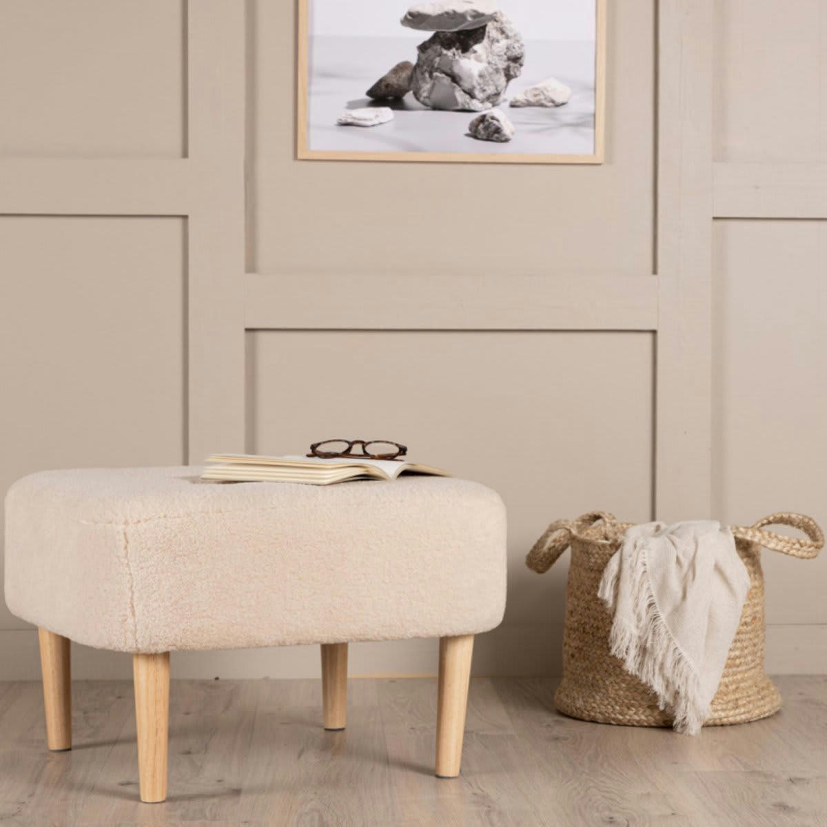 SAMMY - Pouf en tissu bouclé beige pieds bois beige