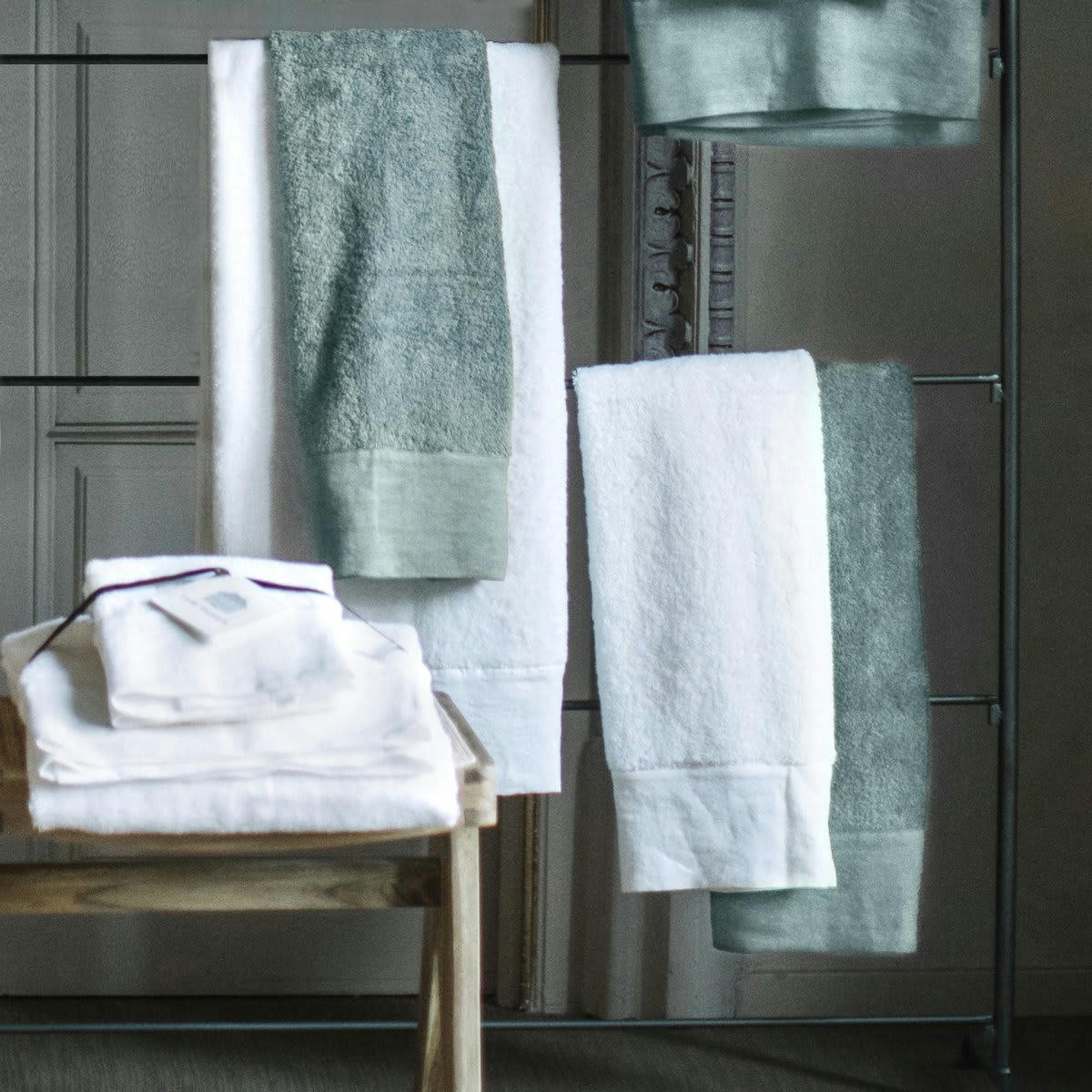 SERVIETTE DE TOILETTE - Serviette de toilette finition lin lavé vert d'eau 100x150