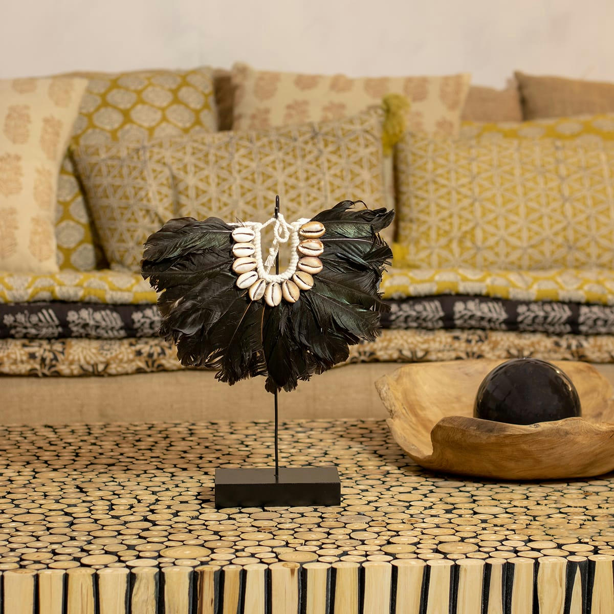 MAÏ - Collier en plumes noires et coquillages