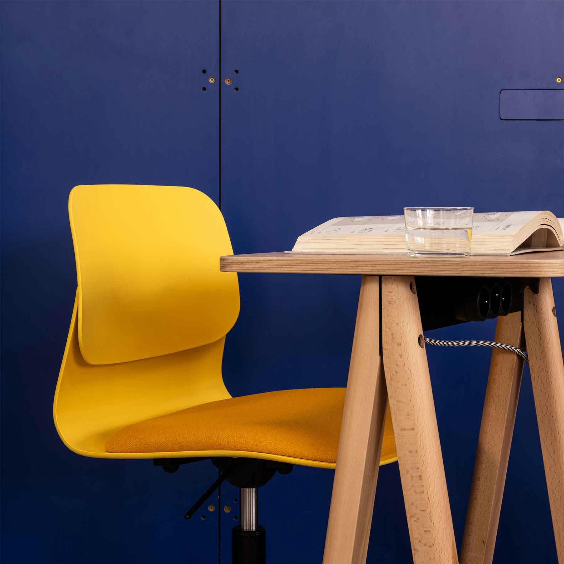 - Chaise de bureau design jaune pivotante sur roulettes