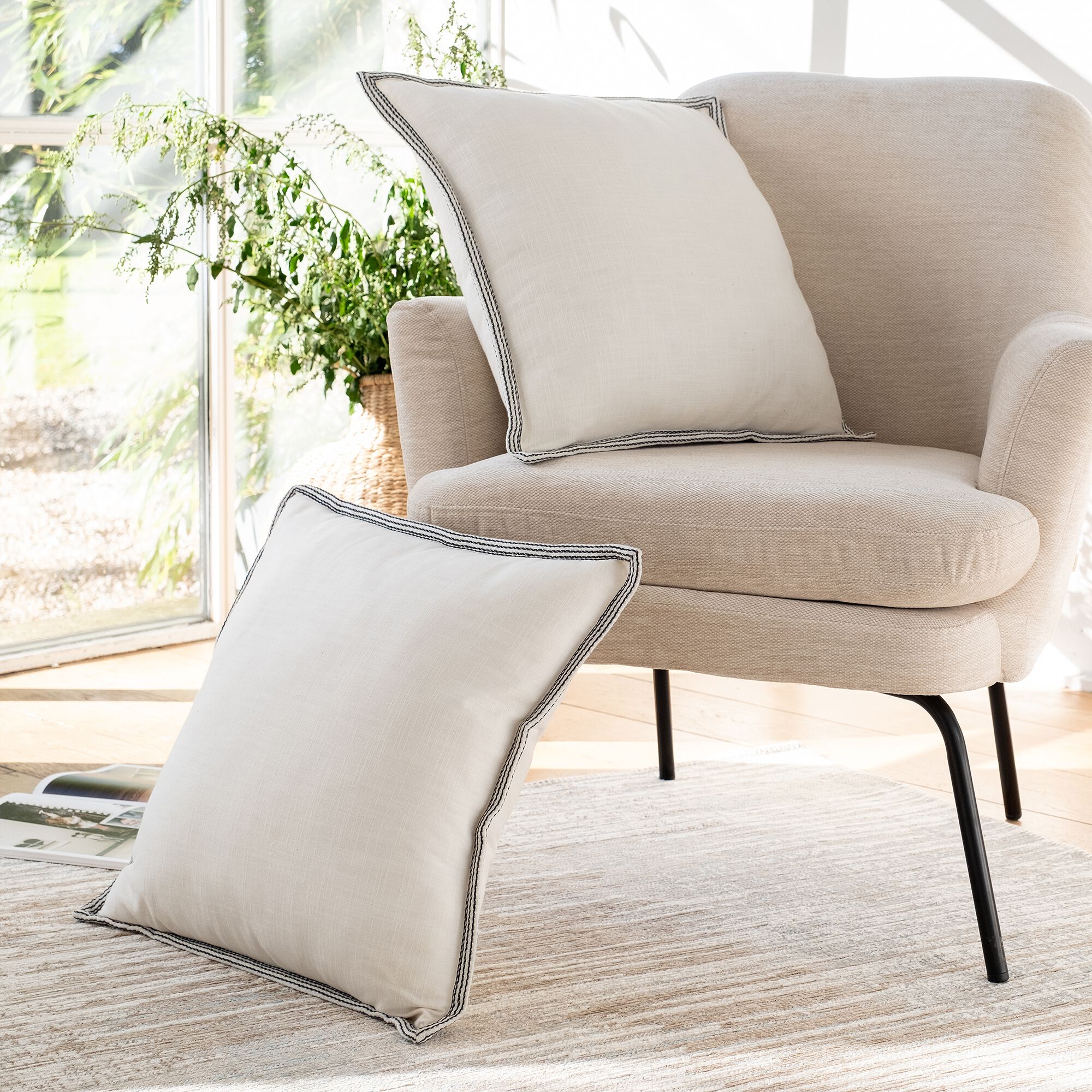 MEDEIS - Coussin en coton finition galon 45x45cm - blanc