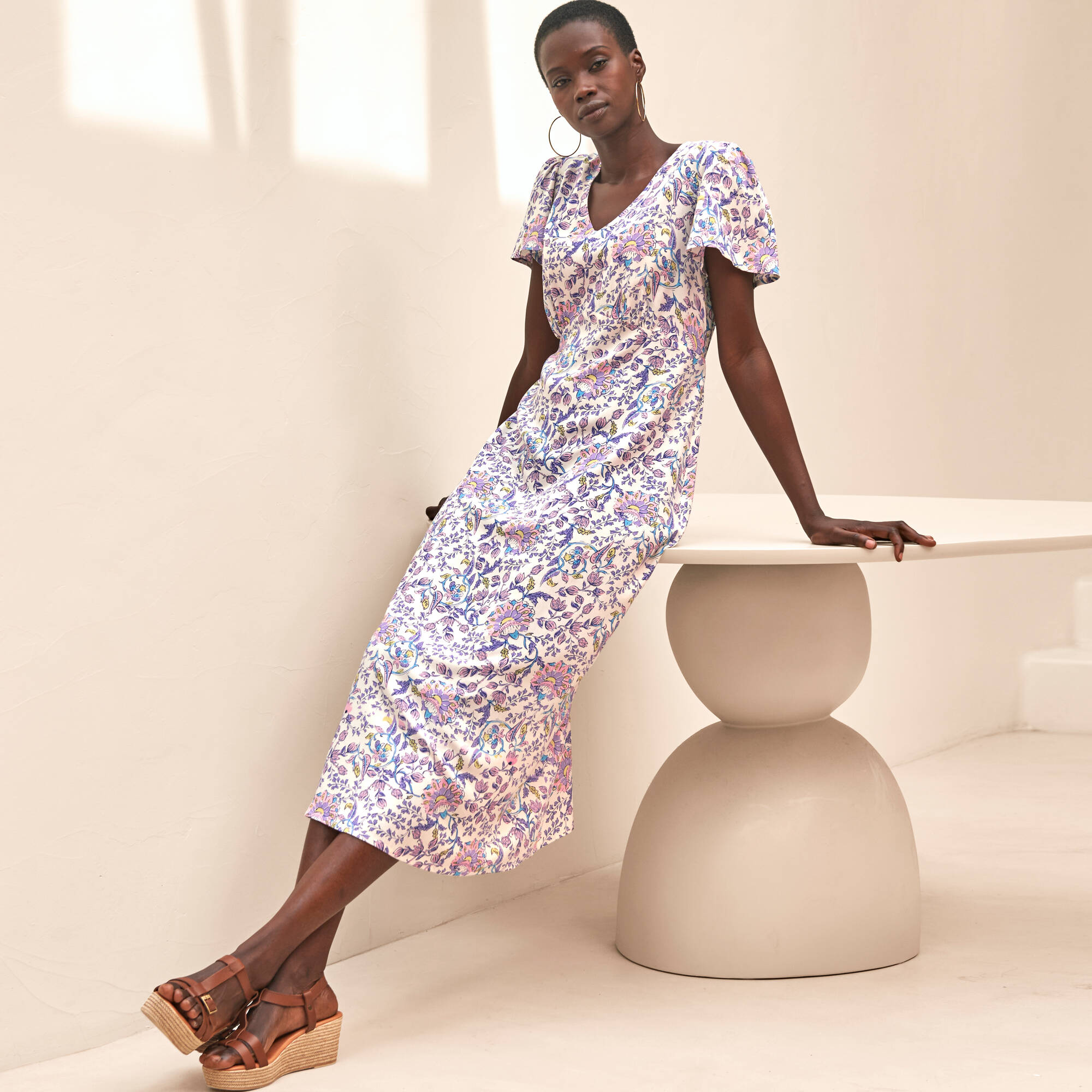 Robe longue col V imprimée, manches papillon
