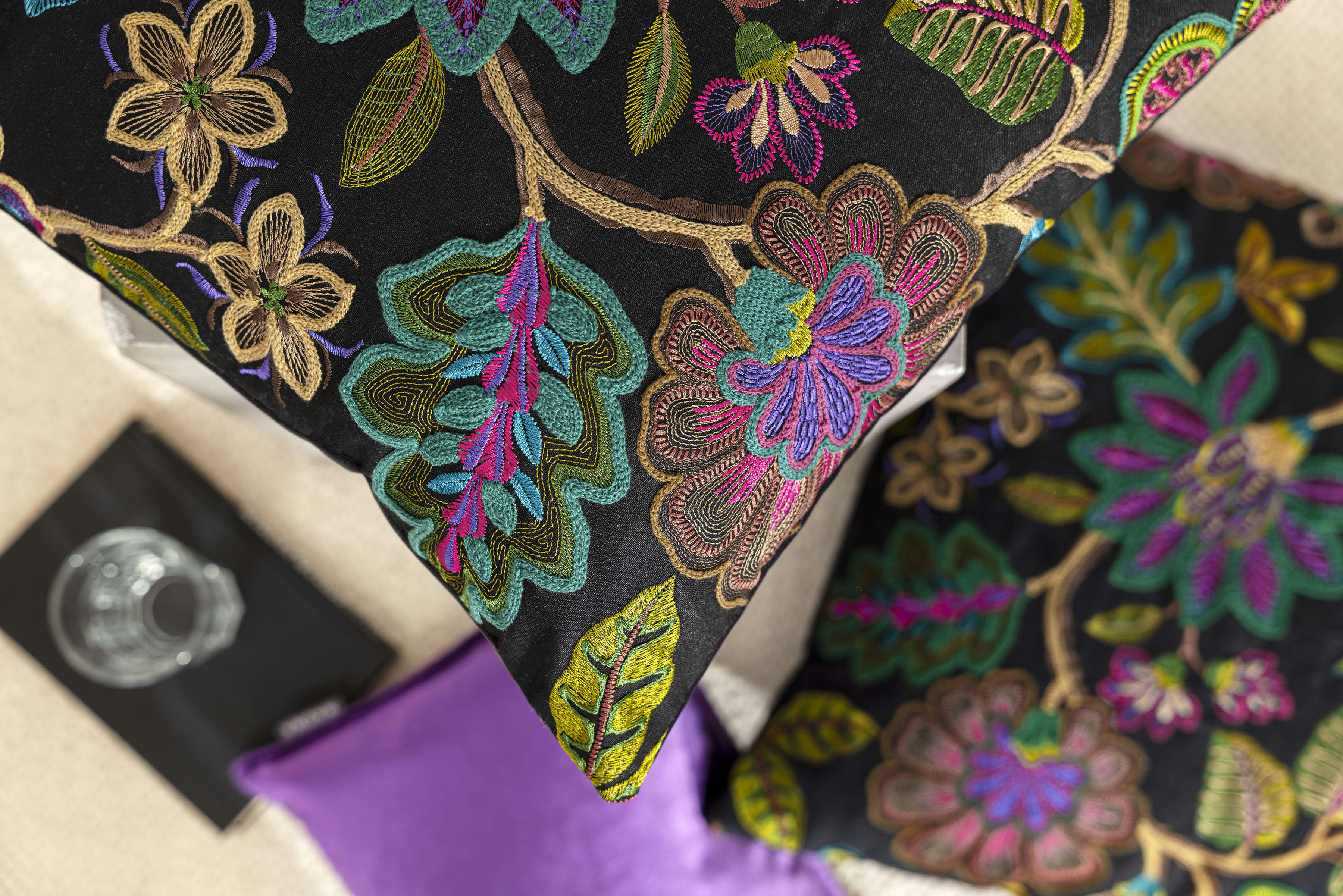 VIOLETA - Housse de coussin fleurs brodées multicolore lin et coton- 60x60