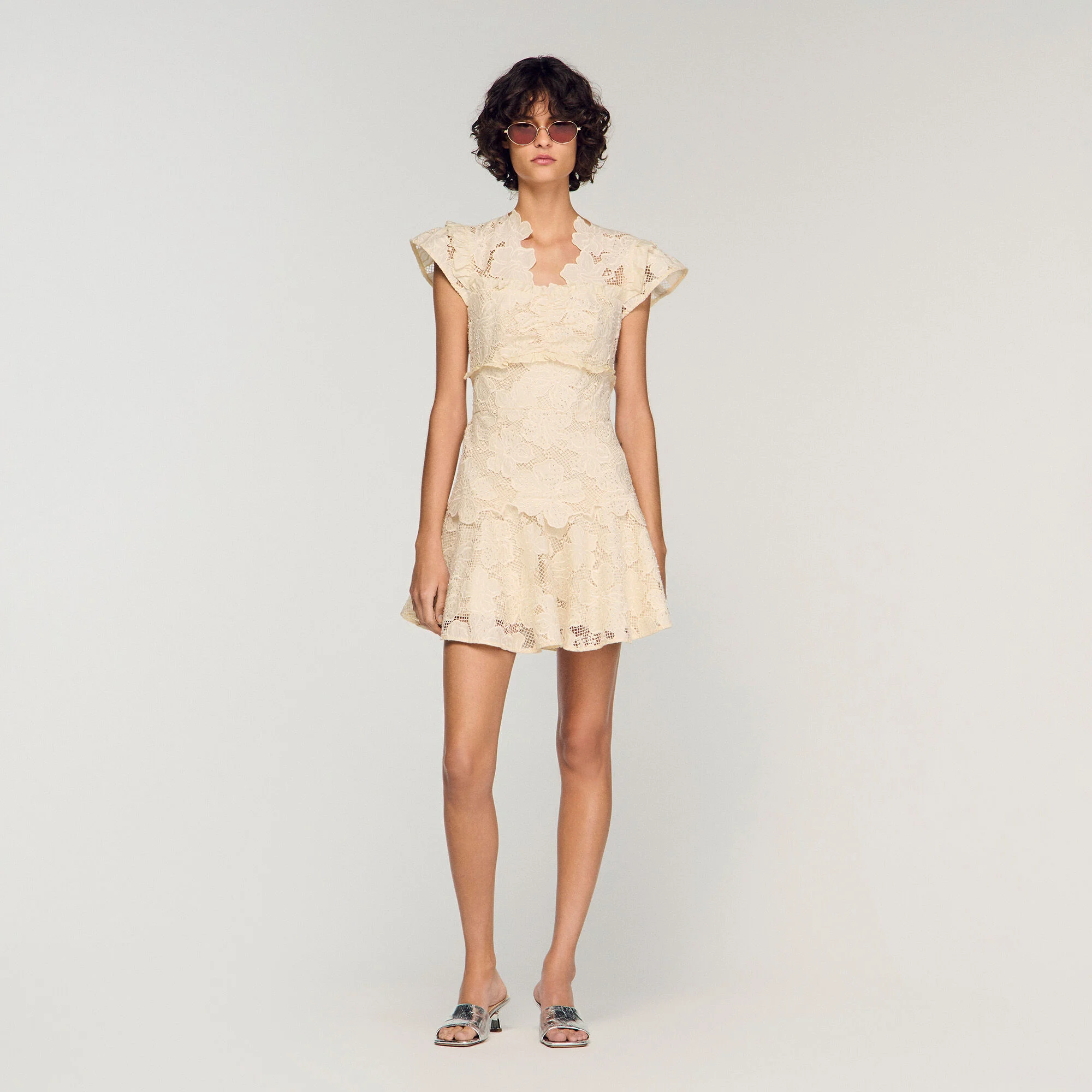 Robe courte en guipure