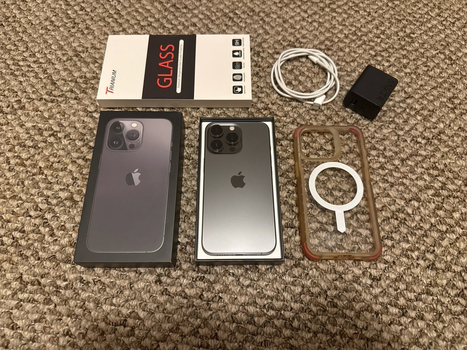 iPhone 13 Pro Unlocked 128 GB in Graphite with Case and Original Charger