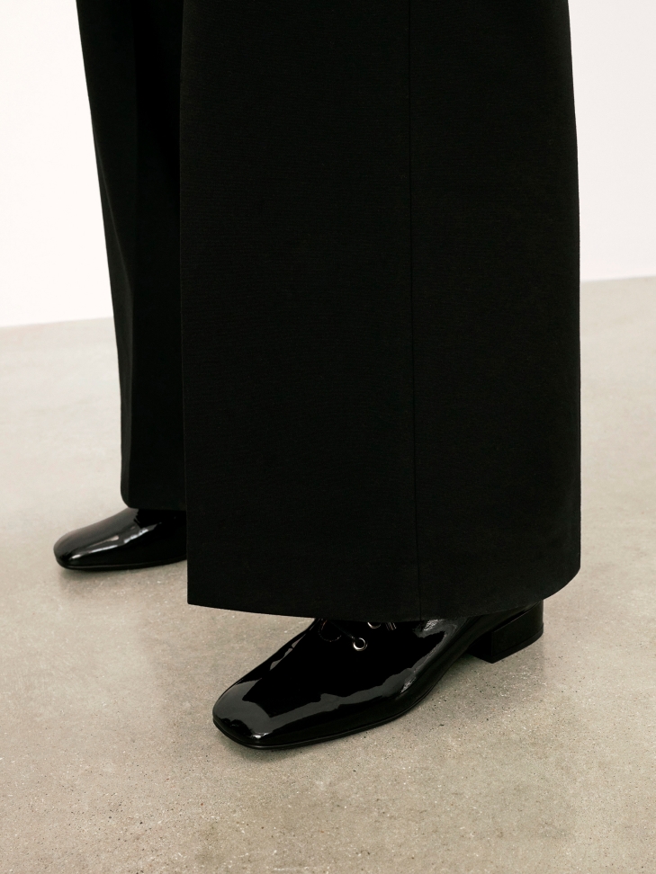 Patent leather lace-up heeled shoes