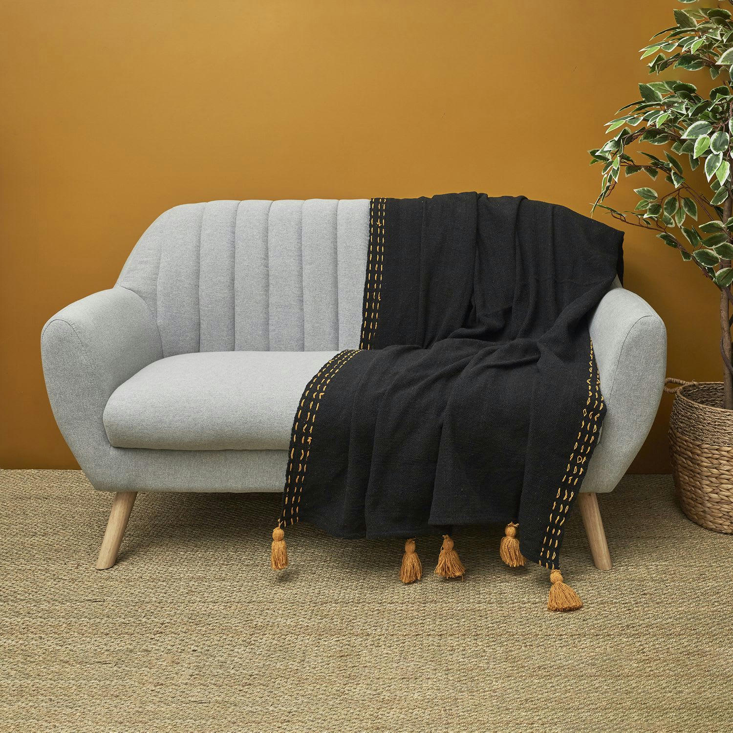 - Jeté de canapé surpiqué avec pompons noir et jaune