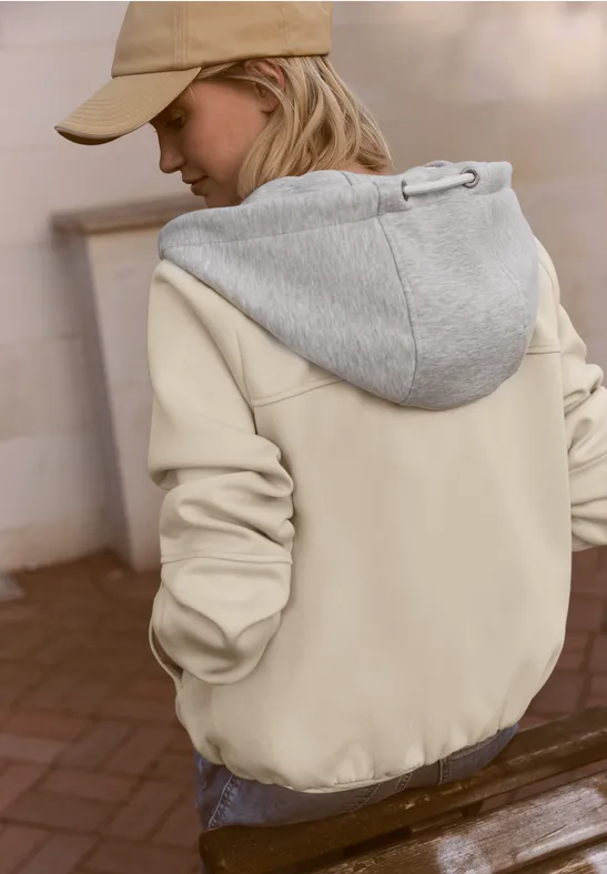 Jacke mit abnehmbarer Kapuze