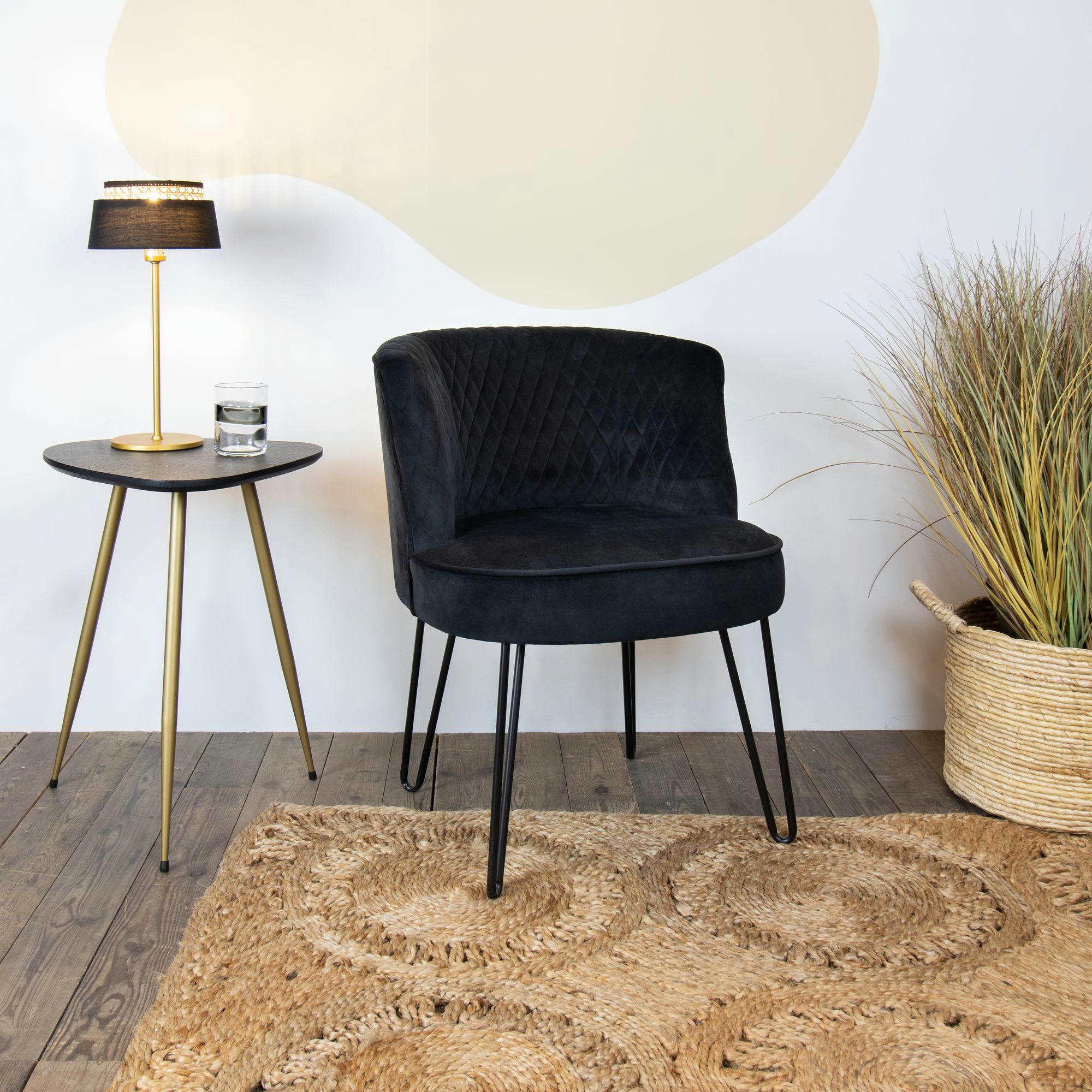 RAJA - Fauteuil en velours matelassé noir et pieds en métal noir