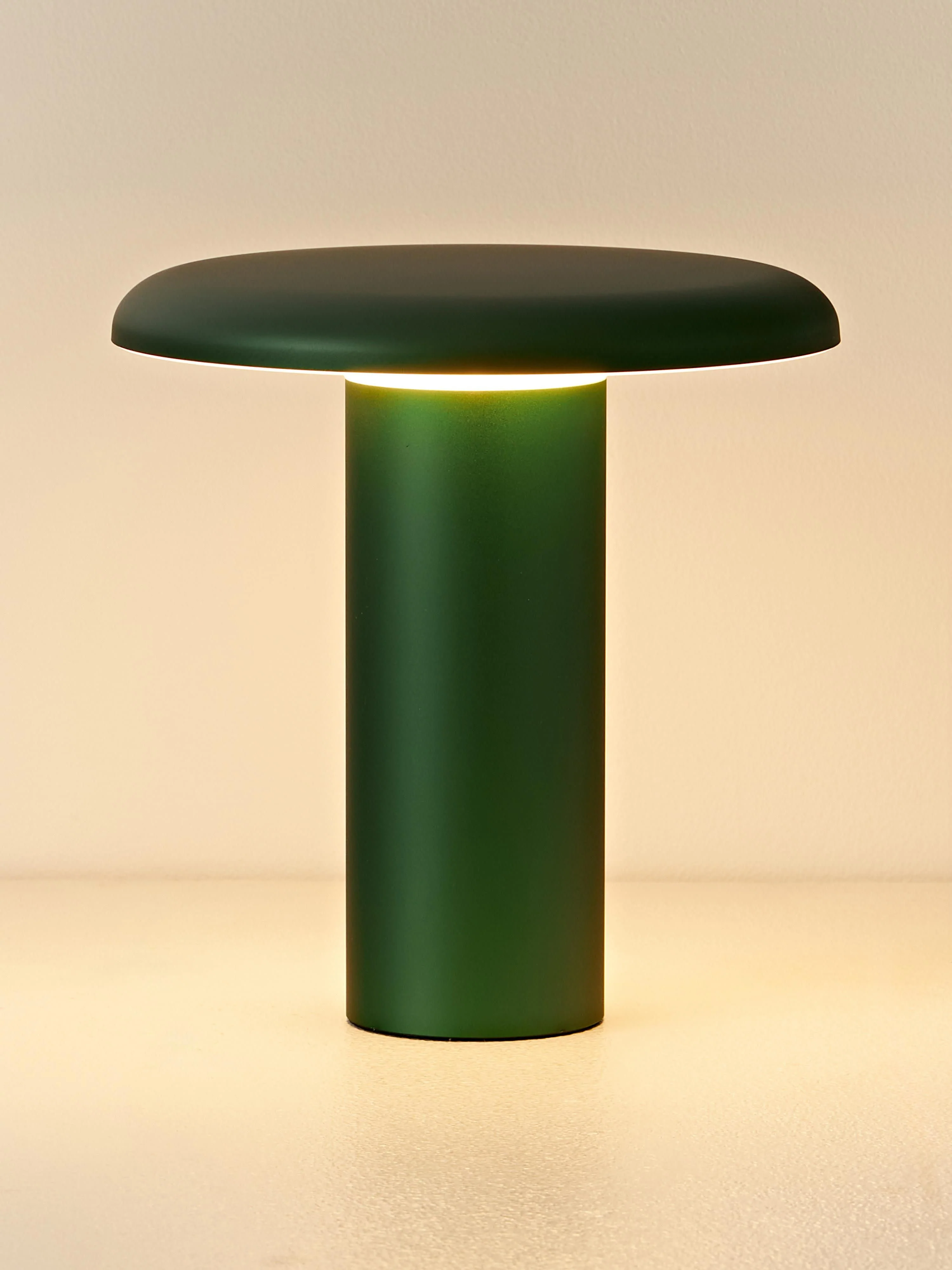 Kleine mobile LED-Tischlampe Takku, dimmbar