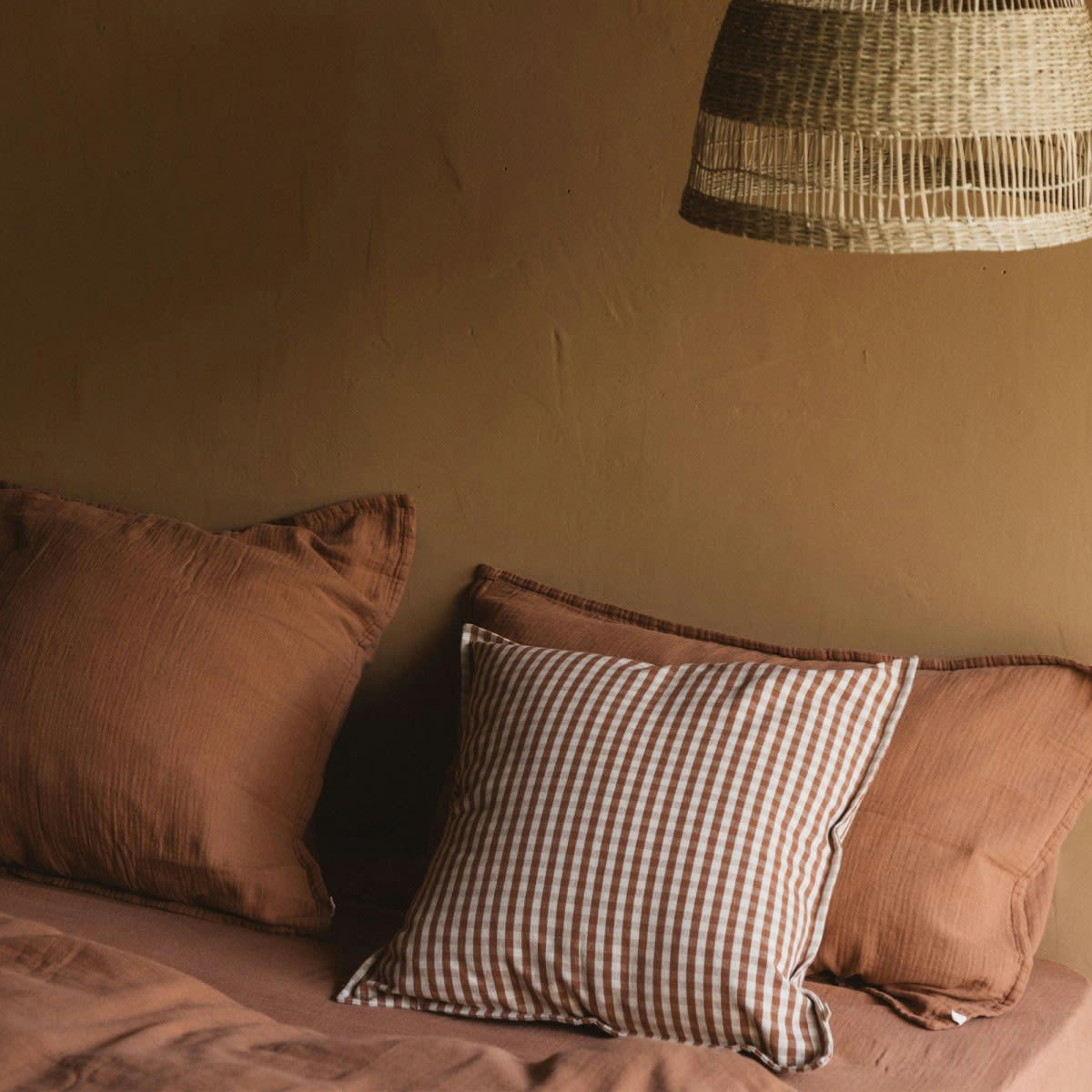 PAR AMOUR - Housse de coussin en coton imprimé vichy beige 50x50