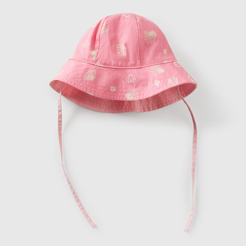 Reversible hat with beach print