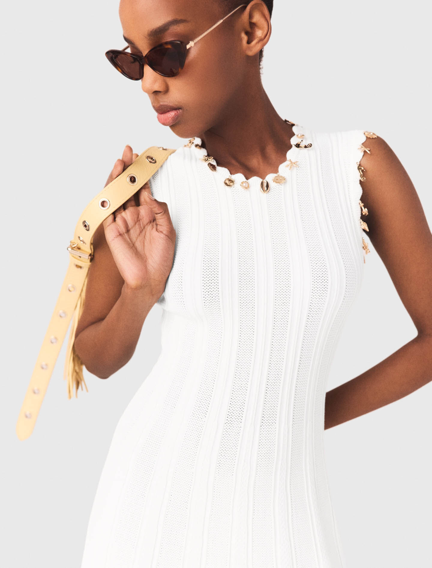Robe en maille avec bijoux dorés