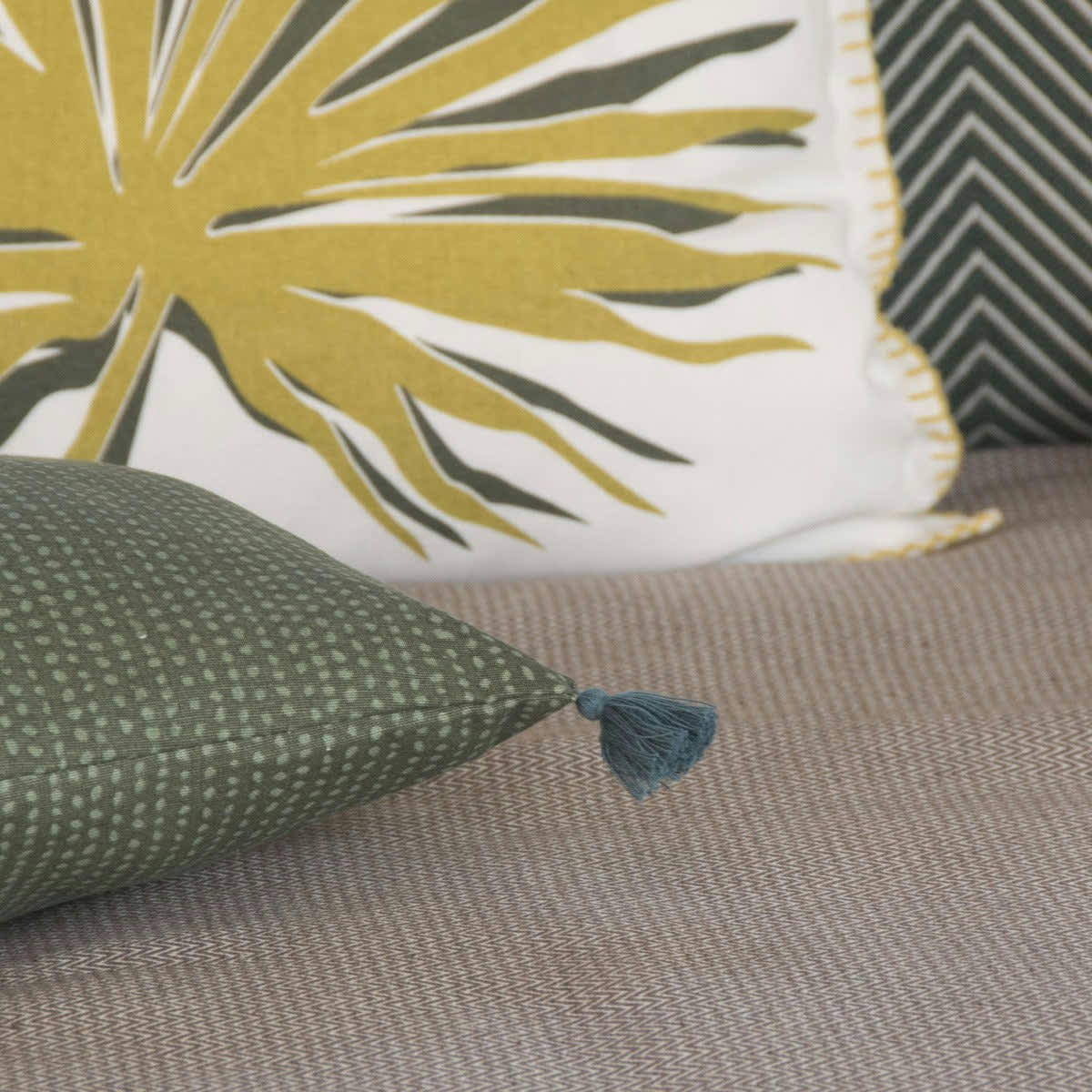 DOTS - Housse de coussin velours de coton  50x30 vert lichen