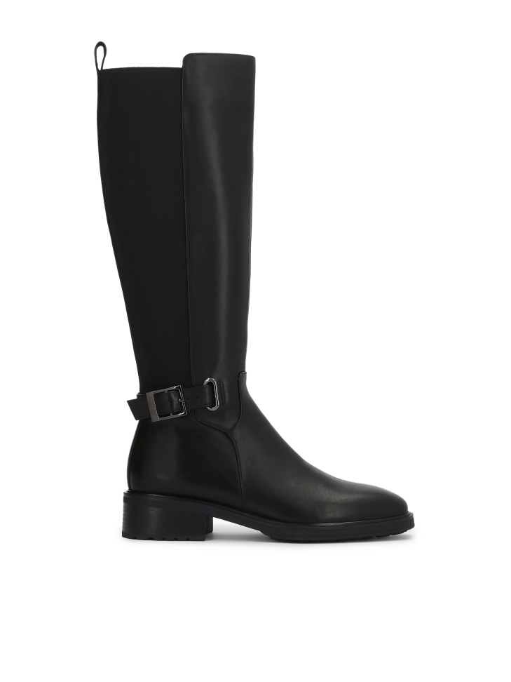 Flat boots with elastic insert