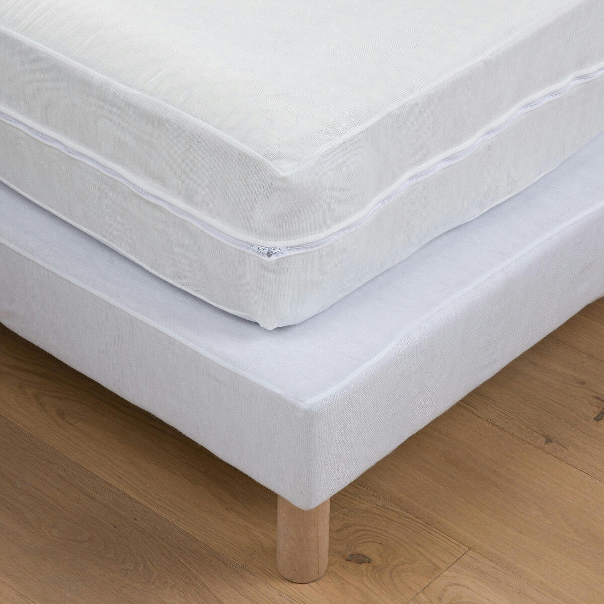 Cache-sommier forme housse en polyester intissé