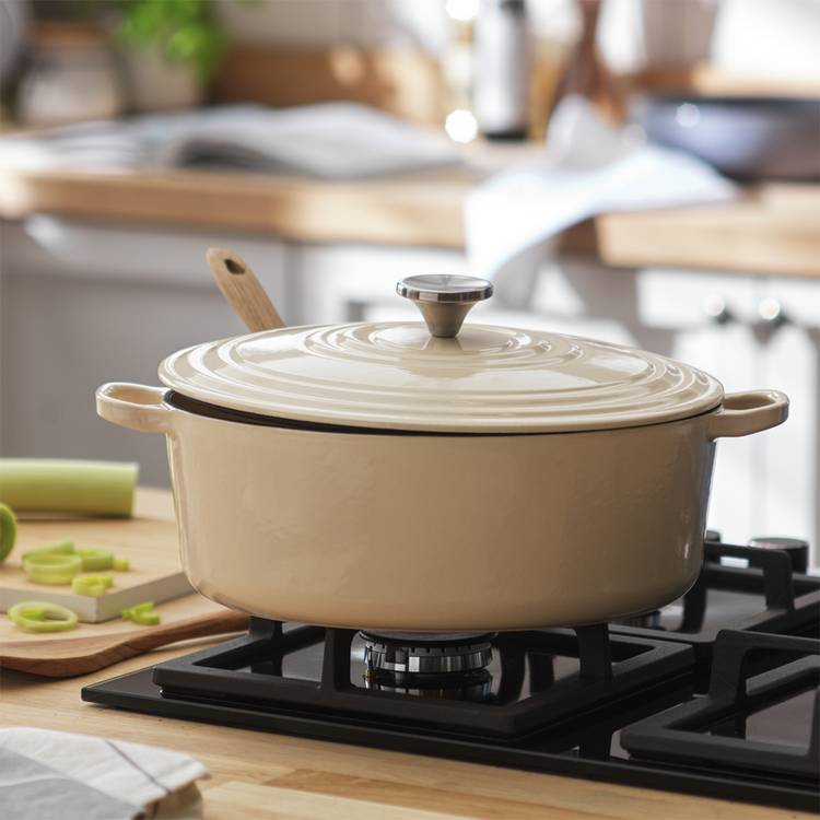 Habitat 4.7 Litre Cast Iron Oval Casserole Dish - Cream