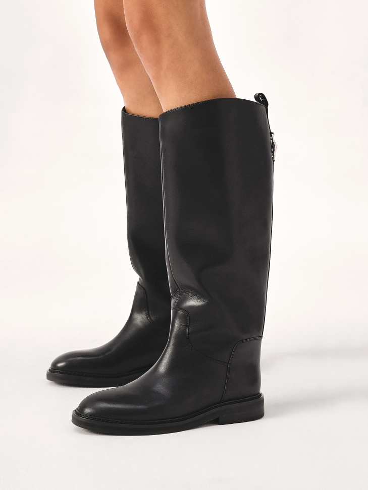 Slip-on black boots with flat sole