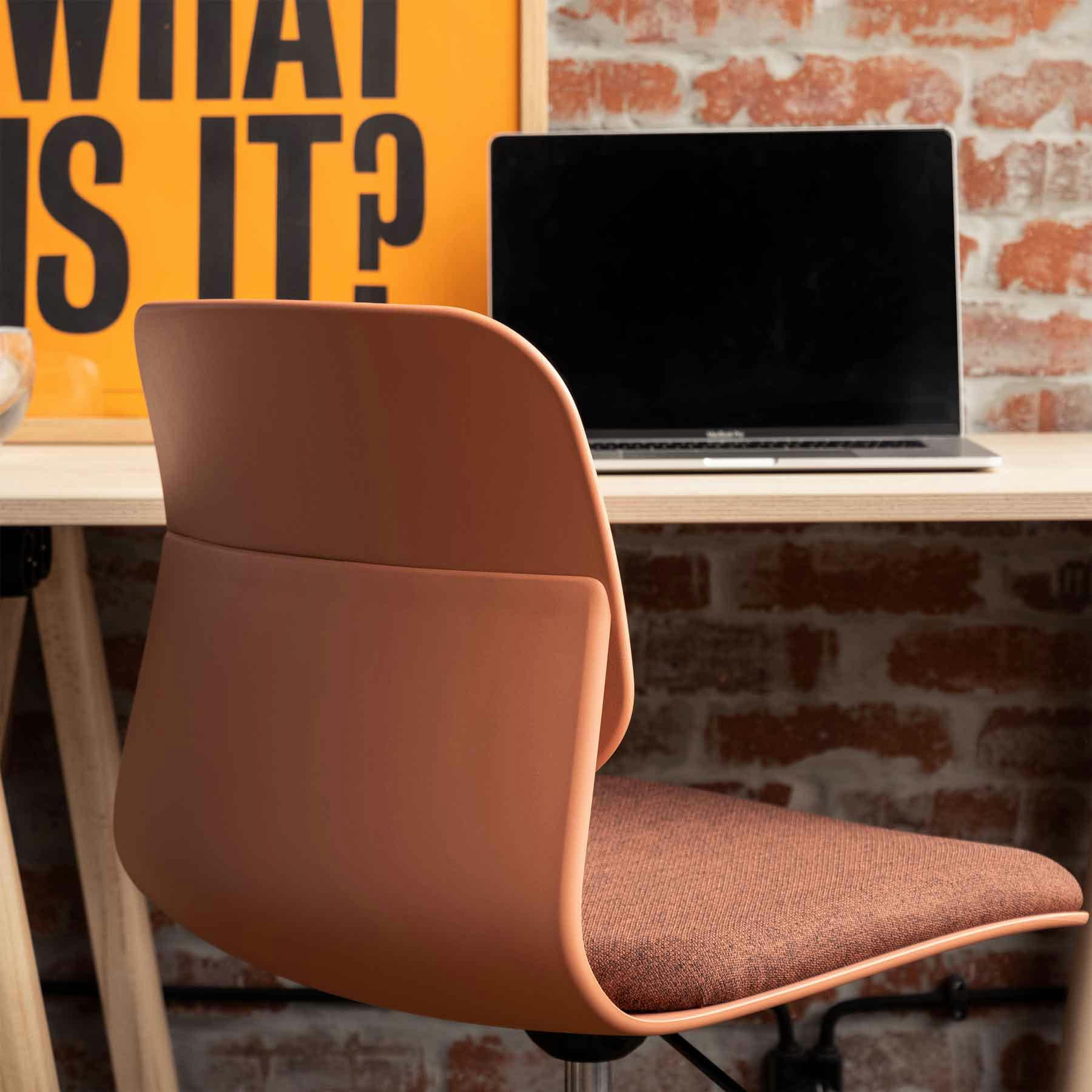- Chaise de bureau design terracottta pivotante sur roulettes