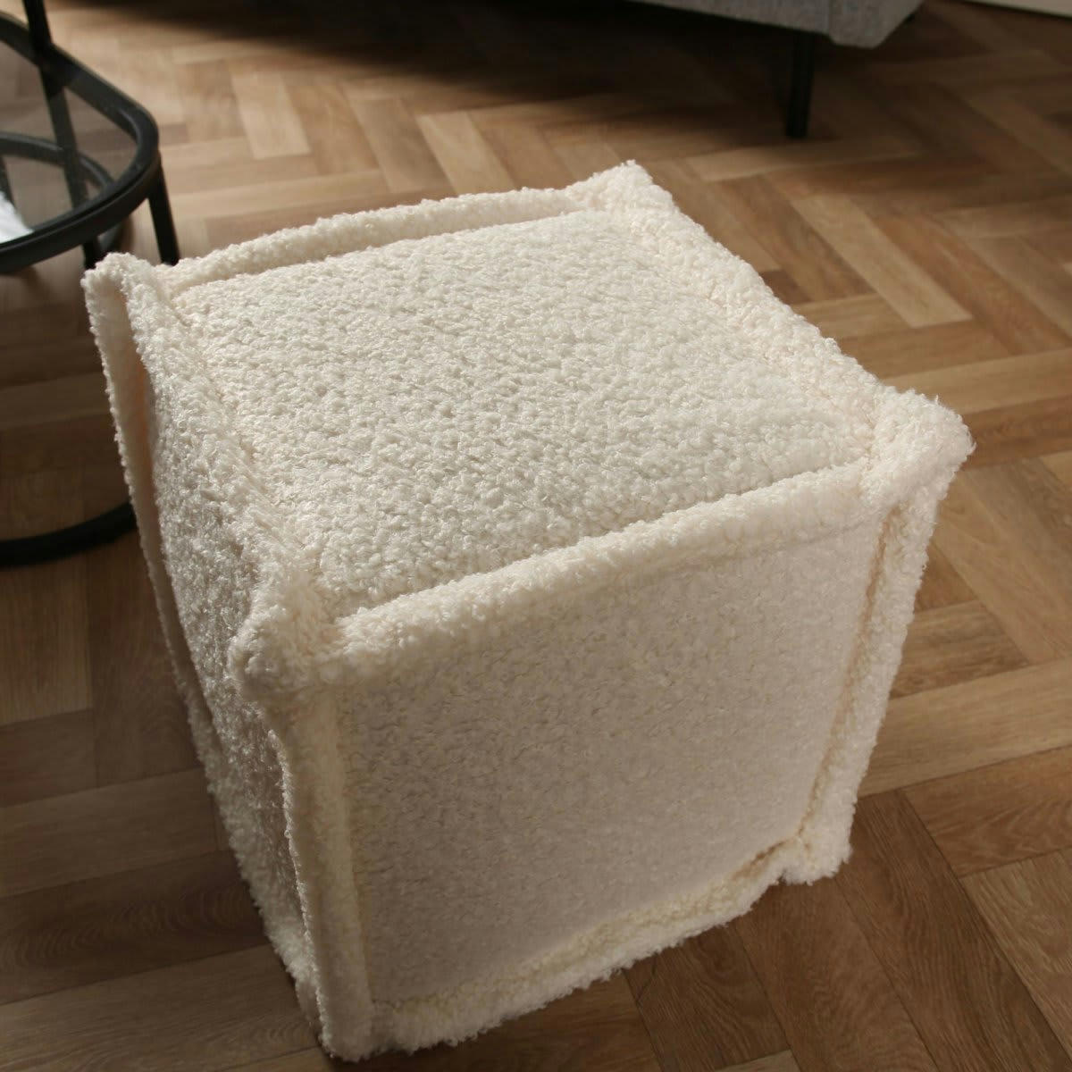 POMY - Pouf en tissu bouclé beige forme cube 40cm