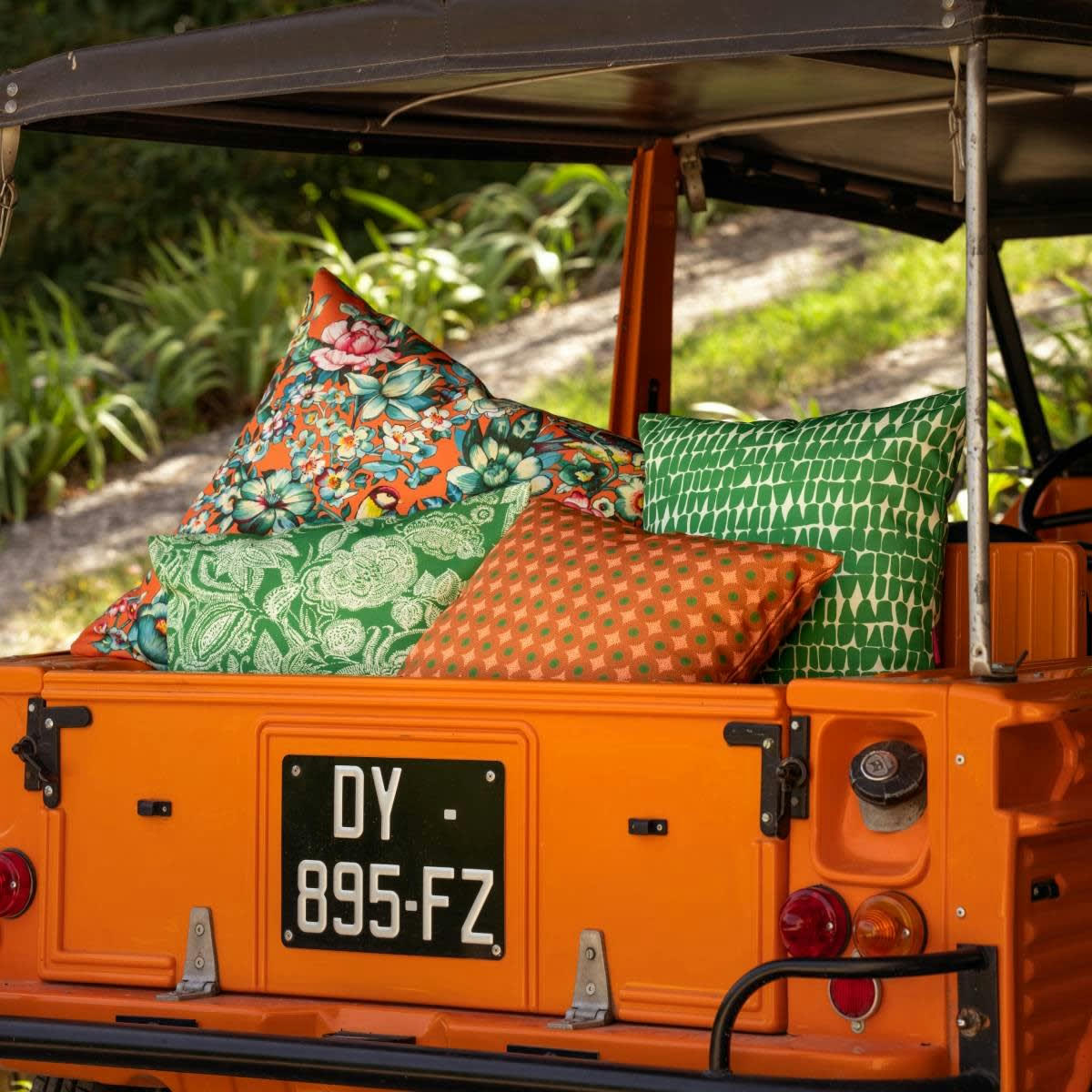 NILA - Housse de coussin extérieur fleuri orange 60x60