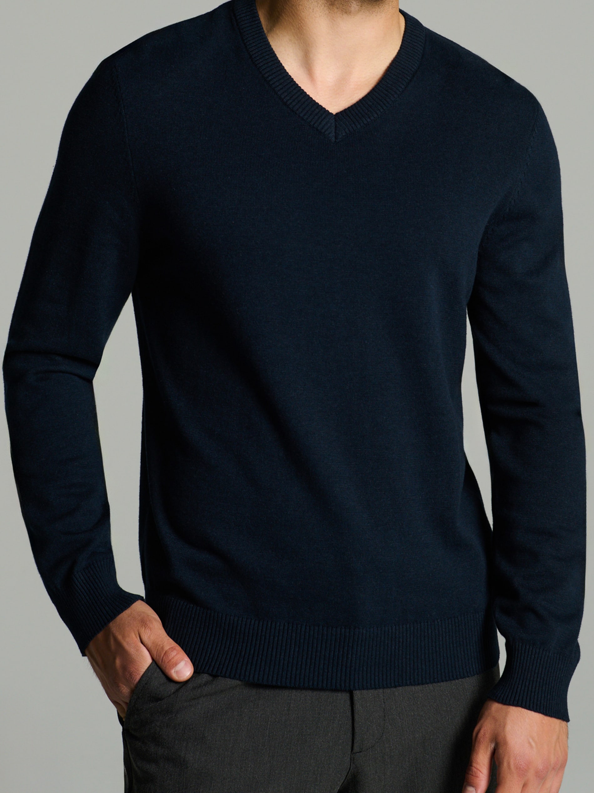 Sweter z dekoltem w serek