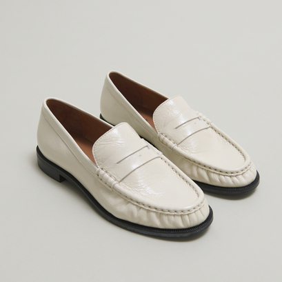 Mocassins à bouts ronds et froncésen cuir brillant écru | DELICE