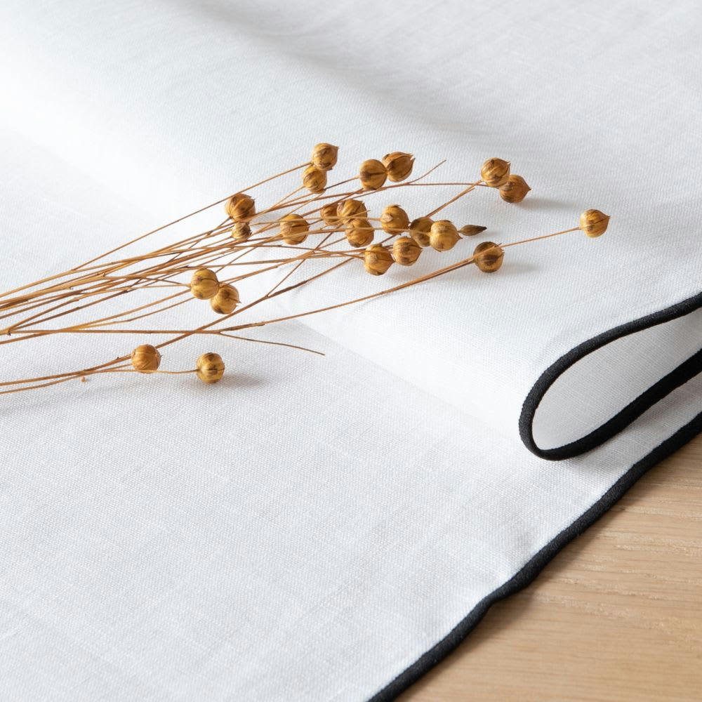 - Chemin de table en lin lavé blanc et noir 50x150