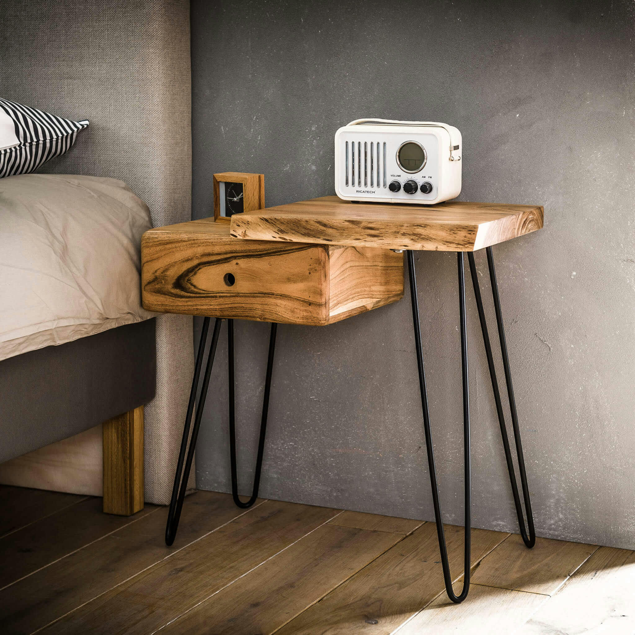 - Table de chevet côté droit 1 tiroir 1 plateau bois foncé naturel