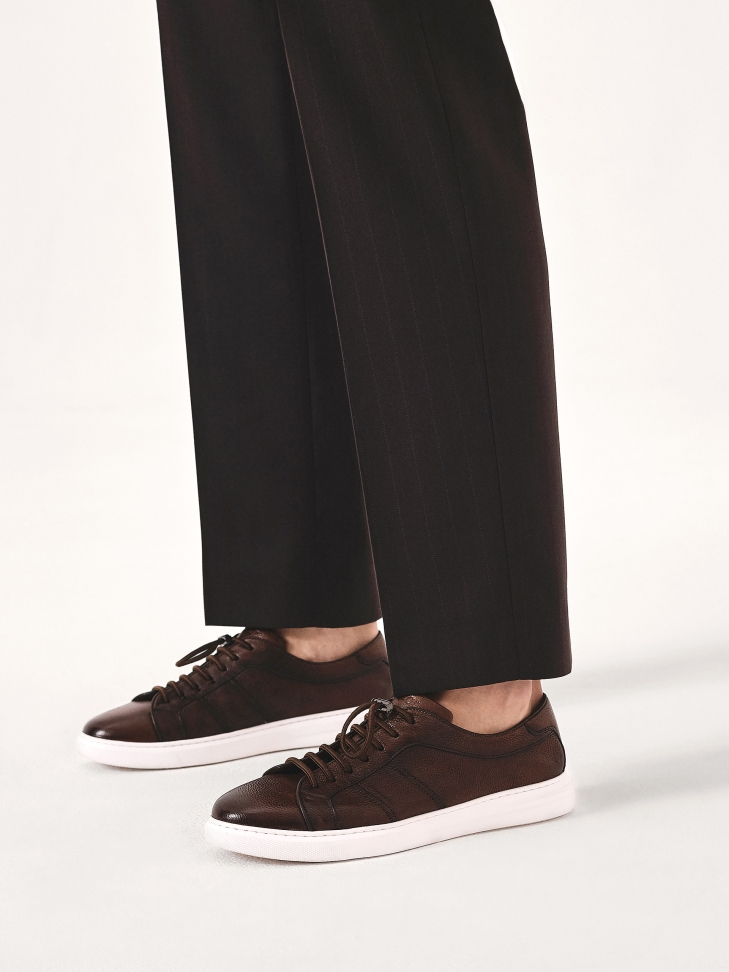 Brown sports shoes with quick lacing