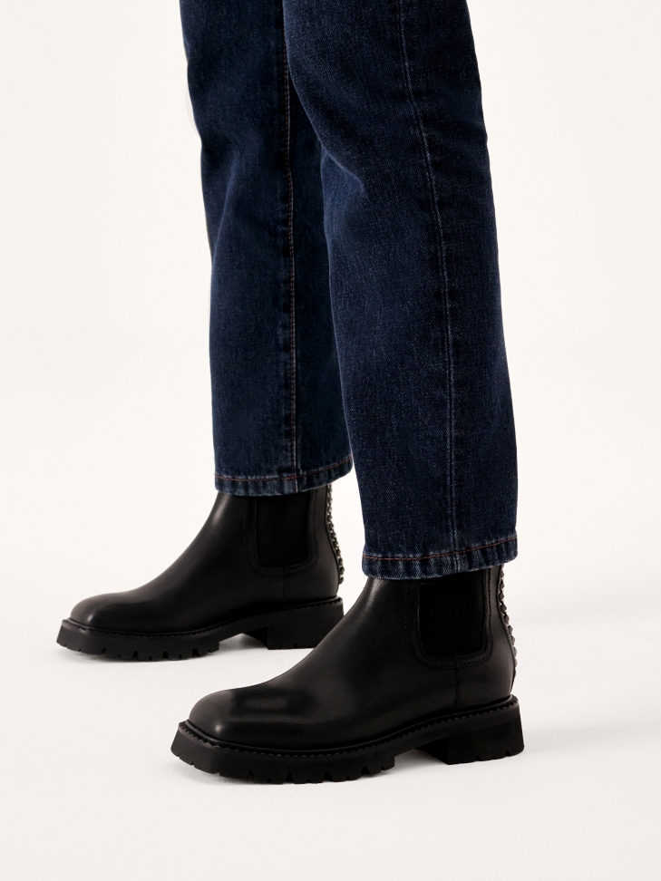 Slip-on boots decorated with a chain at the back