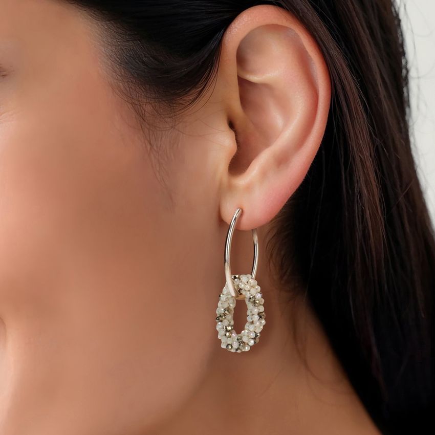 Manfield Goudkleurige oorbellen met beige glaskralen hangers