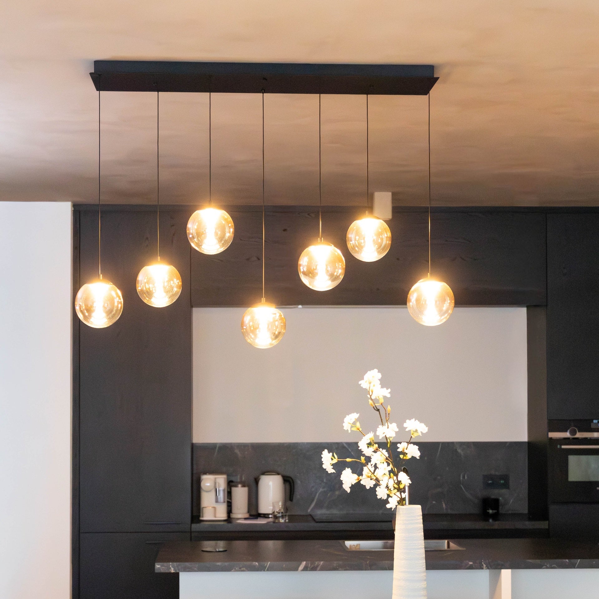 Atmooz Monza 7 Hanglamp – 120x40cm – Zwart – 7 Pendels – Amber & Smoke