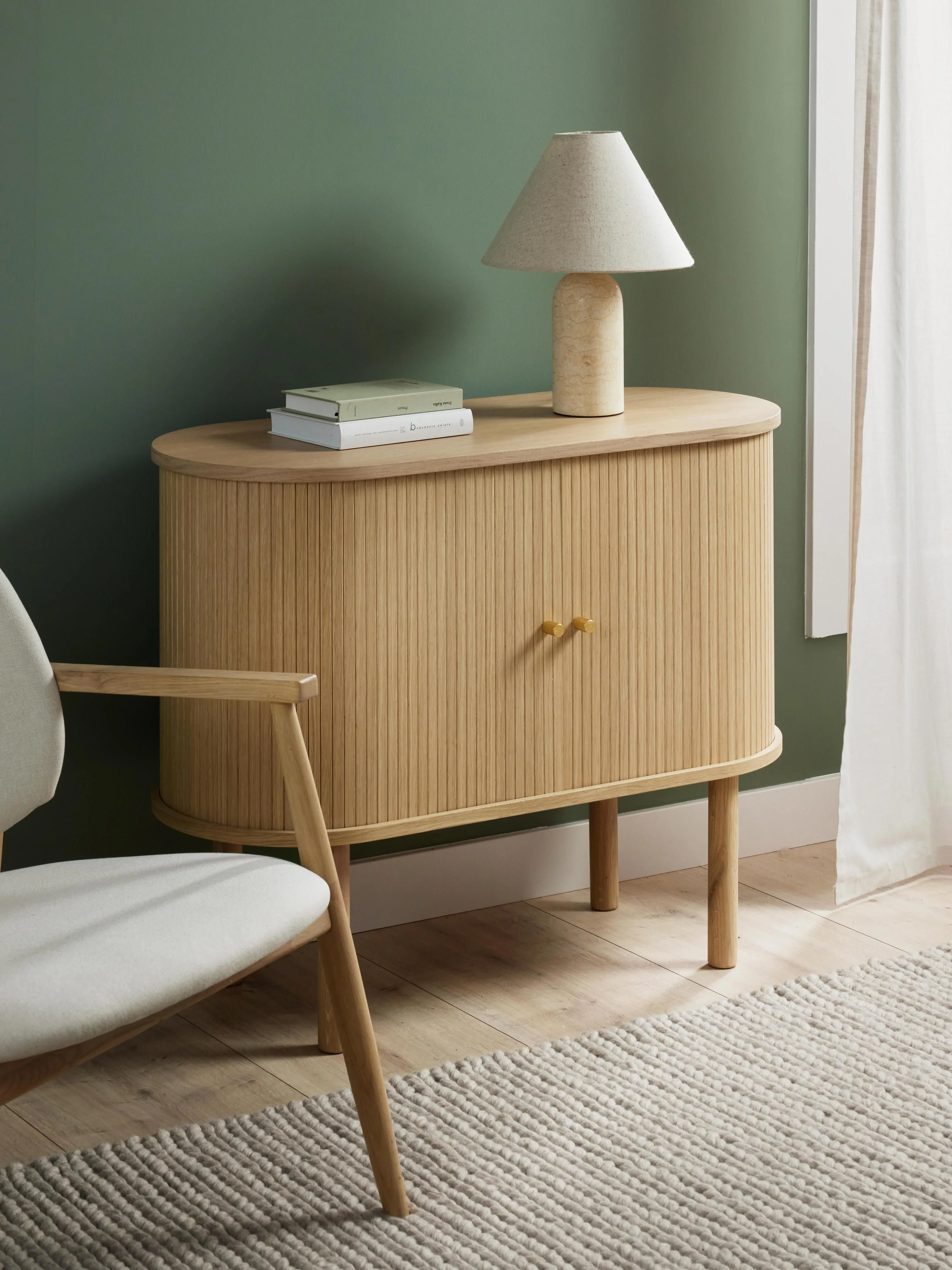 Kleines Sideboard Calary mit geriffelter Front