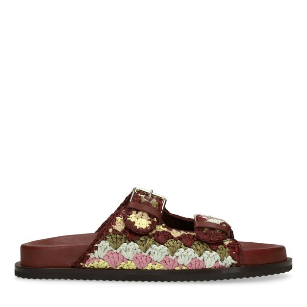 Rode slippers met goudkleurige buckles