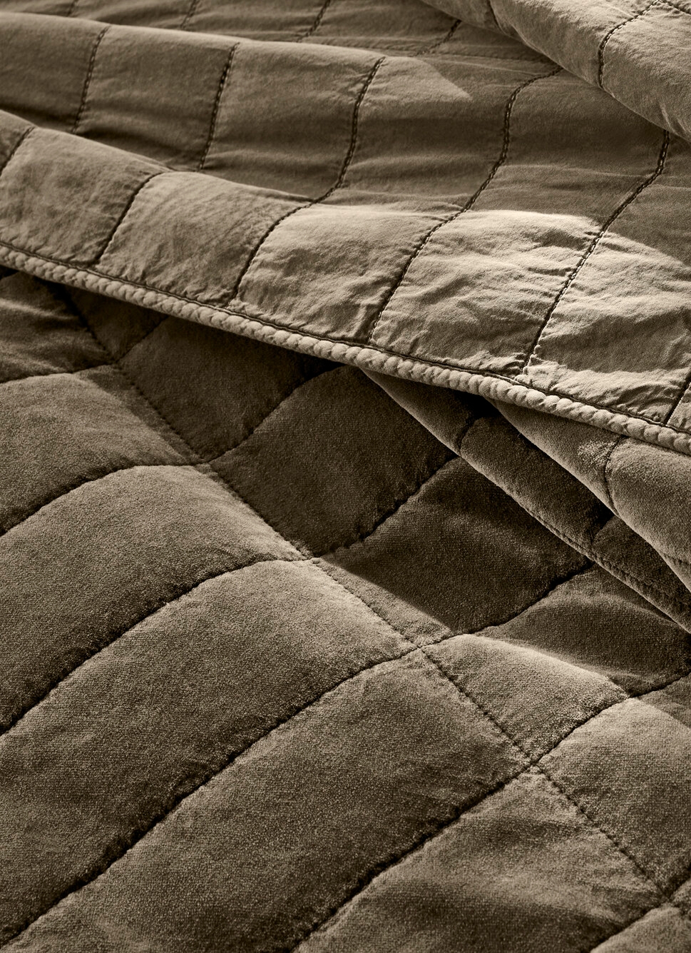 BOUT DE LIT EN VELOURS DE COTON MATELASSÉ BRUN