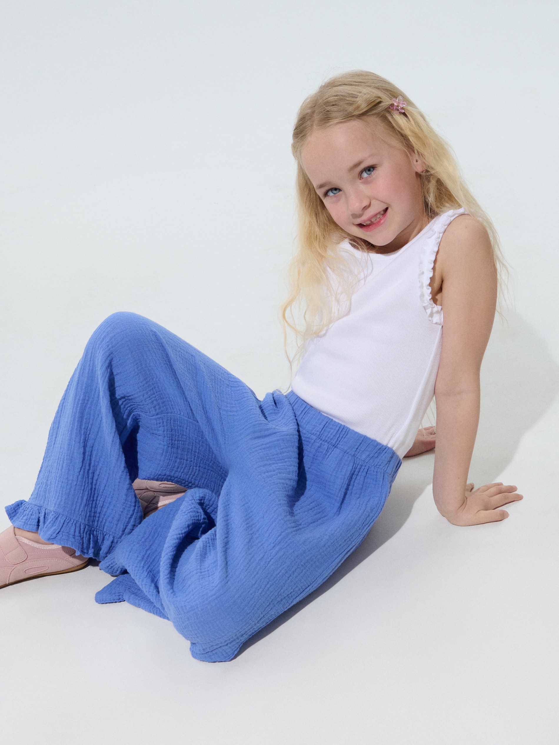 Jeansy wide leg z ozdobną falbanką